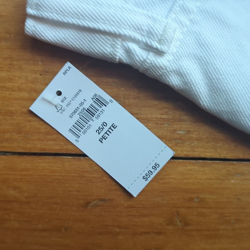 NWT GAP Low Rise Jean Shorts - Picture 3 of 5